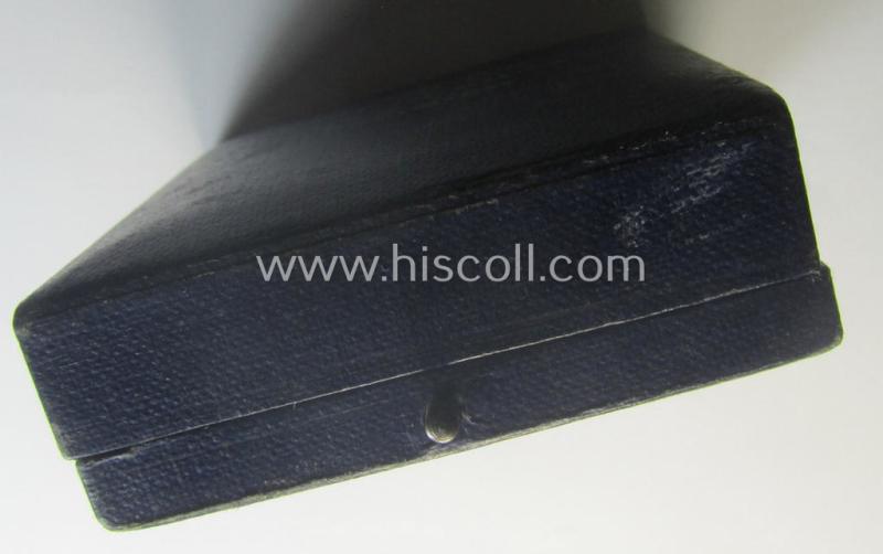 WH (LW) 'Fliegerschützen-Abzeichen mit Blitzbündel' being a maker- (ie. 'Wilh. Deumer'-) marked- and/or: typical zinc- (ie. 'Feinzink'-) based example as was produced by the: 'Wilh. Deumer'-company that comes stored in its period etui