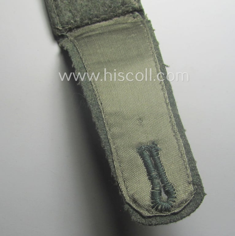 Single - but nevertheless scarcely seen! - WH (Heeres) NCO-type shoulderstrap as was piped in the darker-green branchcolour as was intended for an: 'Unteroffizier' who served within a: 'Jäger- o. Gebirgsjäger-Rgts.'
