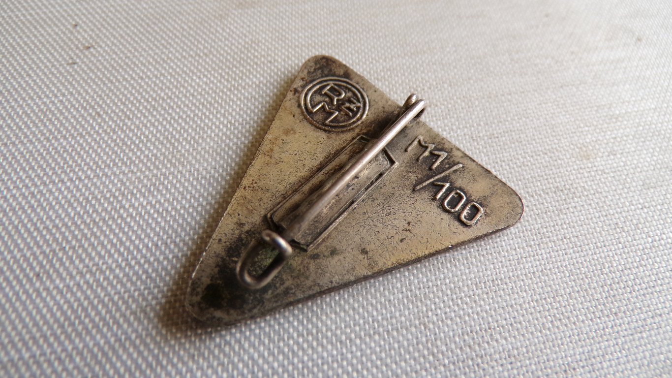 Deutsches Frauenwerk Badge  RZM M11/100
