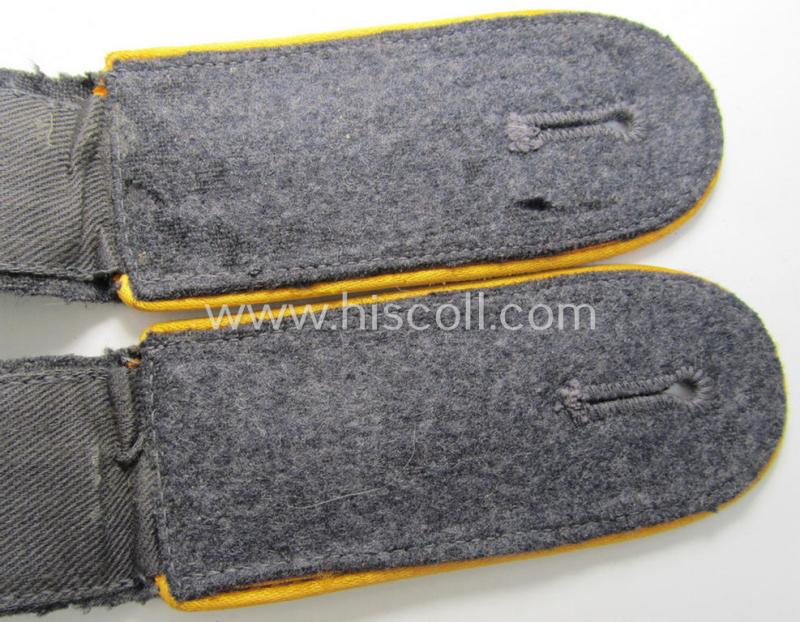 Superb - and/or fully matching! - pair of WH (Luftwaffe) EM-type shoulderstraps as intended for usage by a: 'Soldat der Flieger- o. Fallschirmjäger-Truppen' and that comes in a never used- ie. 'virtually mint-/unissued', condition