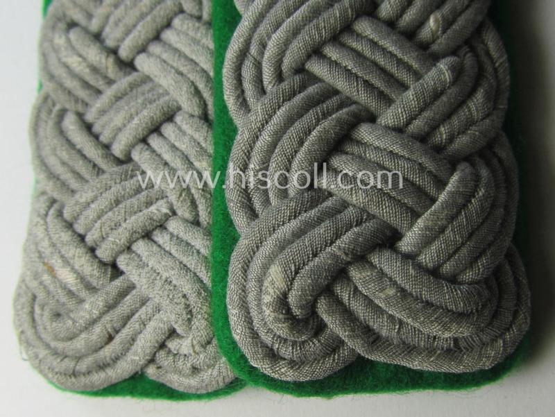 Pair of WH (Heeres) officers'-type shoulderboards: 'Major eines Jäger- o. Gebirgsjäger-Rgts.'