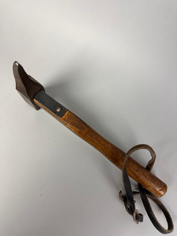 Mountain trooper ‘Gebirgsjäger’climbing hammer