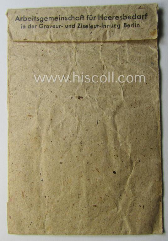 Empty 'variant'-pattern, 'Zellstoff'-based pouch as was intended for a medal: 'Winterschlacht im Osten 1941/42' as was produced by the company: 'A.G. für Heeresbedarf in der Graveur- und Ziseleur-Innung - Berlin' (ie. 'Hersteller 23')