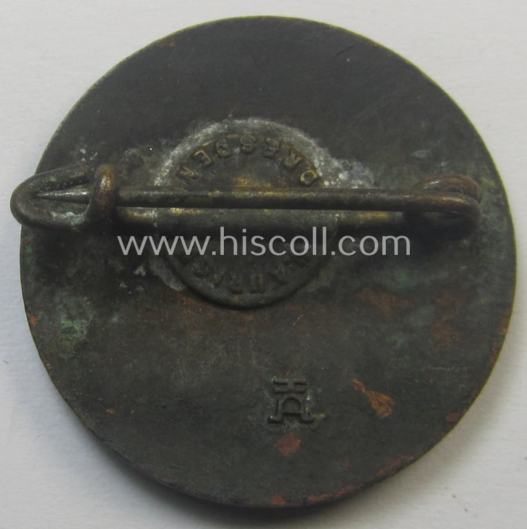 Enamelled membership-badge (ie. 'Mitgliedsabzeichen') as was intended for usage by a member within the: 'Deutscher Siedlerbund' (ie. 'DSB') being a piece that shows a makers'- (ie. 'HA'-) designation