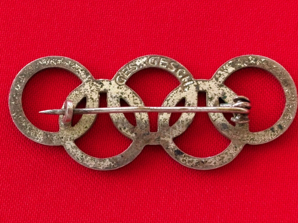 ANTIQUE AUTHENTIC 1936 OLYMPICS GAMES OFFICIAL VISITORS BADGE.