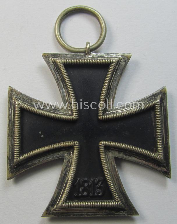 'Eisernes Kreuz II. Klasse' being a non-maker-marked example that comes together with its original- and once-mounted ribbon (ie. 'Bandabschnitt') as was produced by a (by me) unidentified maker (ie. 'Hersteller')