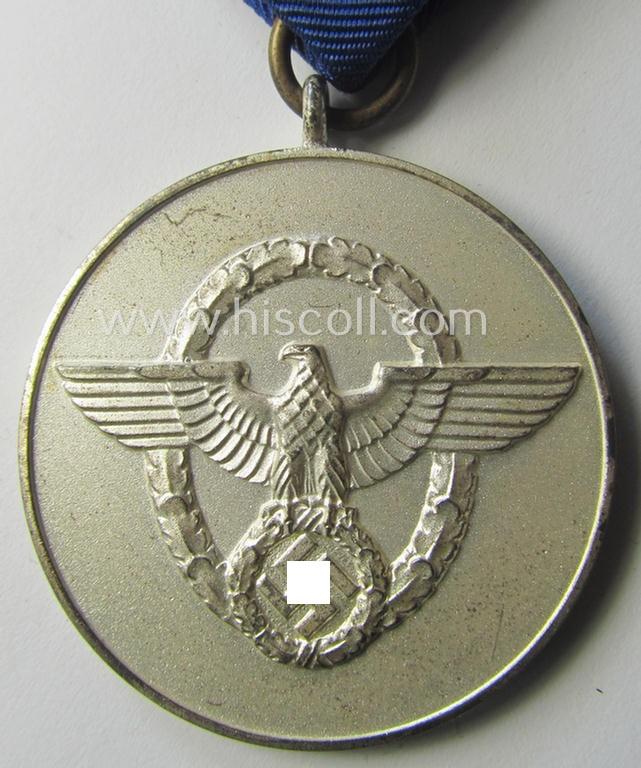 Bright-silver-toned so-called: 'Polizei-Dienstauszeichnung 3. Stufe' (or: police loyal-service medal 3rd class) that comes mounted onto its period ribbon (ie. 'Bandabschnitt') and that comes stored in its green-coloured etui