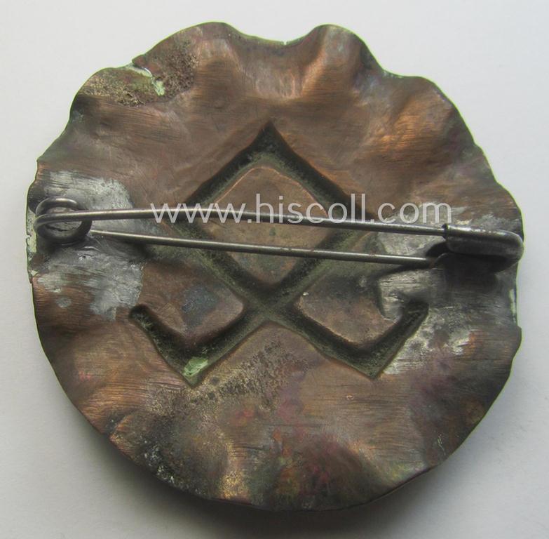 Unusually seen, TR-period - and typically hand-crafted! - reddish-bronze-coloured brooch (ie. 'Brosche') depicting an illustration of a so-called: 'Odal'-rune