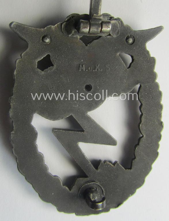 Luxuriously-styled, WH (LW) 'Erdkampfabzeichen' being a clearly maker- (ie. 'M.K. 5'-) marked by: 'Metall- u. Kunststoff'