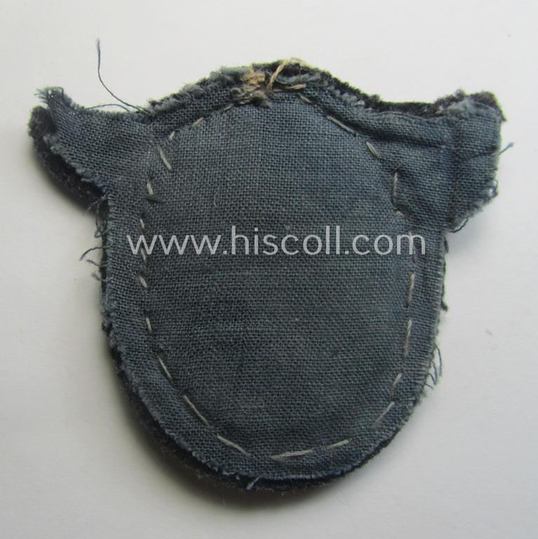 Moderately used, WH (Luftwaffe) 'Flugzeugführerabzeichen in Stoff' or: pilots'-badge) that is nicely machine-embroidered and being of the so-called: 'padded version'