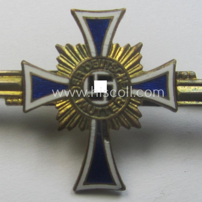 Miniature of an: 'Ehrenkreuz der deutschen Mutter - erste Stufe' (or: golden-class mothers'-cross) being a non-maker-marked example that comes mounted onto a (rarely observed!) bar (ie. 'Spange')