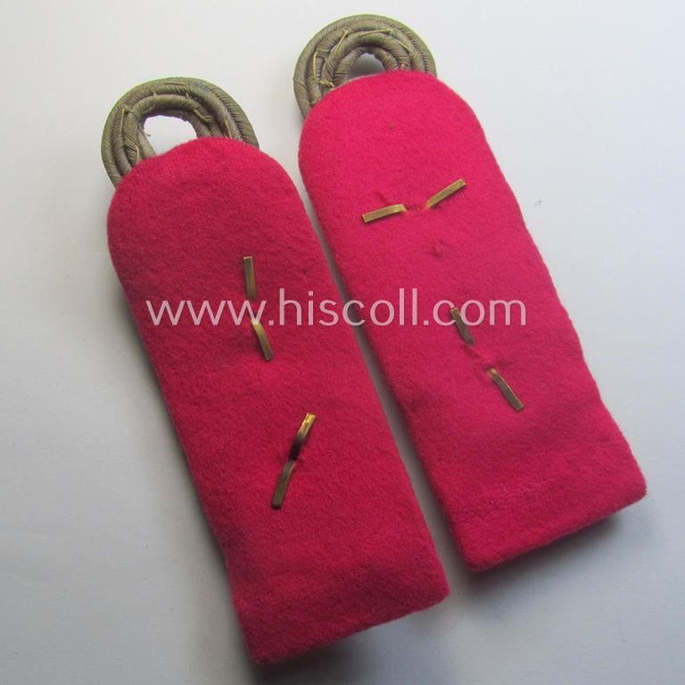 Pair of 'high-ranked', WH (Heeres) officers'-type shoulderboards as piped in the darker-pink- ie. crimson- (or: 'karmesinroter'-) coloured branchcolour as was intended for an: 'Oberst der Generalstab'