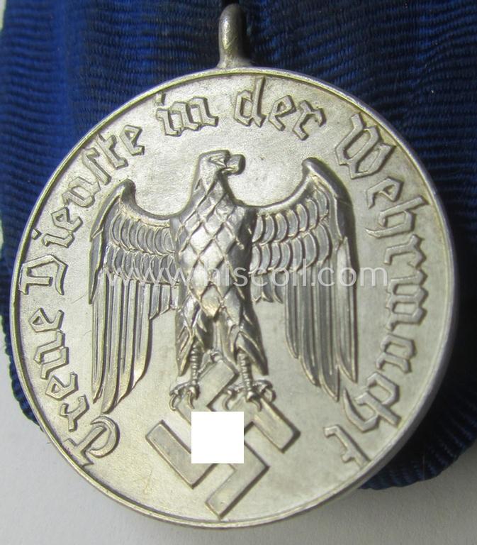 Bright silver-toned WH (Heeres- o. KM) so-called: 'Einzelspange' showing a: 'WH-Dienstauszeichnung 4. Stufe' (as was intended for 4 years of loyal-service) and that shows a detailed, 'Heeres'-type-eagle-device, period-attached