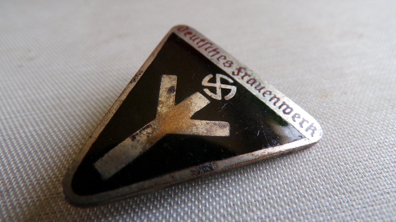 Deutsches Frauenwerk Badge  RZM M11/100