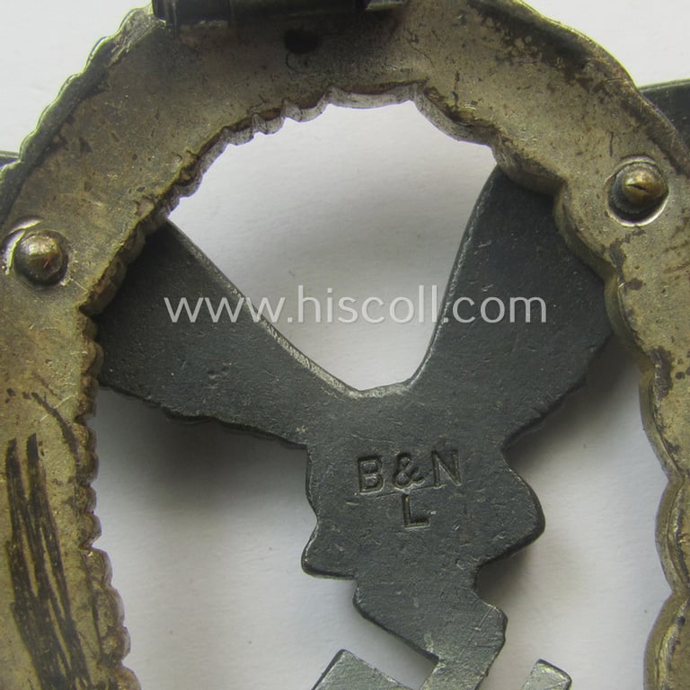 WH (Luftwaffe) war-badge (ie. 'LW-Flugzeugführer-Abzeichen' or: pilots'-war-badge) by the 'Berg & Nolte'-company that came stored in its period (and matching!) etui