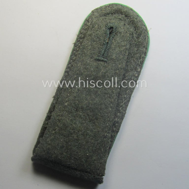Single - but nevertheless scarcely seen! - WH (Heeres) NCO-type shoulderstrap as was piped in the darker-green branchcolour as was intended for an: 'Unteroffizier' who served within a: 'Jäger- o. Gebirgsjäger-Rgts.'