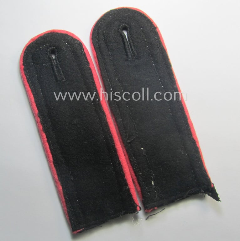 Pair of WH (Heeres) NCO-type shoulderstraps (as was specifically intended to be used on the black-coloured, 'wrap-around'-styled 'Panzer'-tunics) as intended for an: 'Uffz. der Panzer-Trpn.'