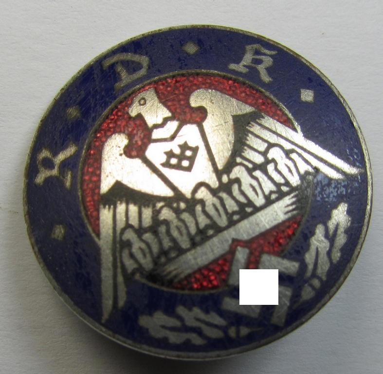 Enamelled, membership-pin (ie. 'Mitgliedsabzeichen') as was intended for a member within the: 'Reichsbund der Kinderreichen Deutschlands zum Schutze der Familie' (o. 'RDK') being a blue-coloured example as was intended for a: 'Kreiswart u.A.'