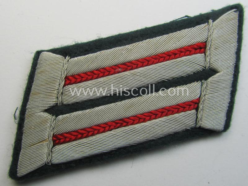 Moderately used - and fully matching! - pair of WH (Heeres) officers'-type collar-tabs, as was piped in the bright-red-coloured branchcolour as was intended for usage by an: 'Offizier der (Sturm)Artillerie-Truppen'