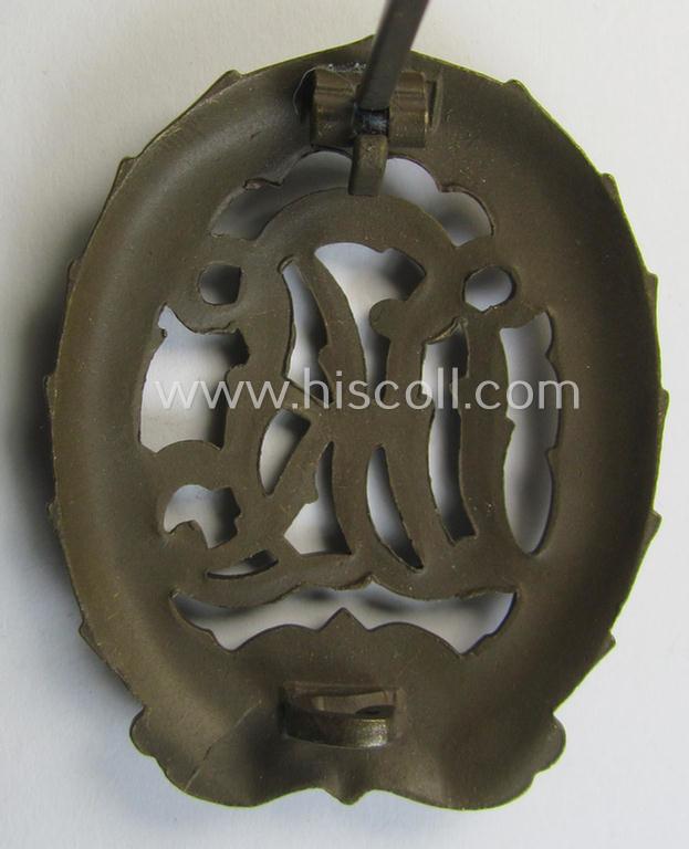 Attractive - and I deem just moderately worn- ie. used! - 'variant-pattern', 'Reichssportabzeichen DRL in Bronze' (or: DRL sports'-badge in bronze) being an unusually non-marked example that is void of any text on its back