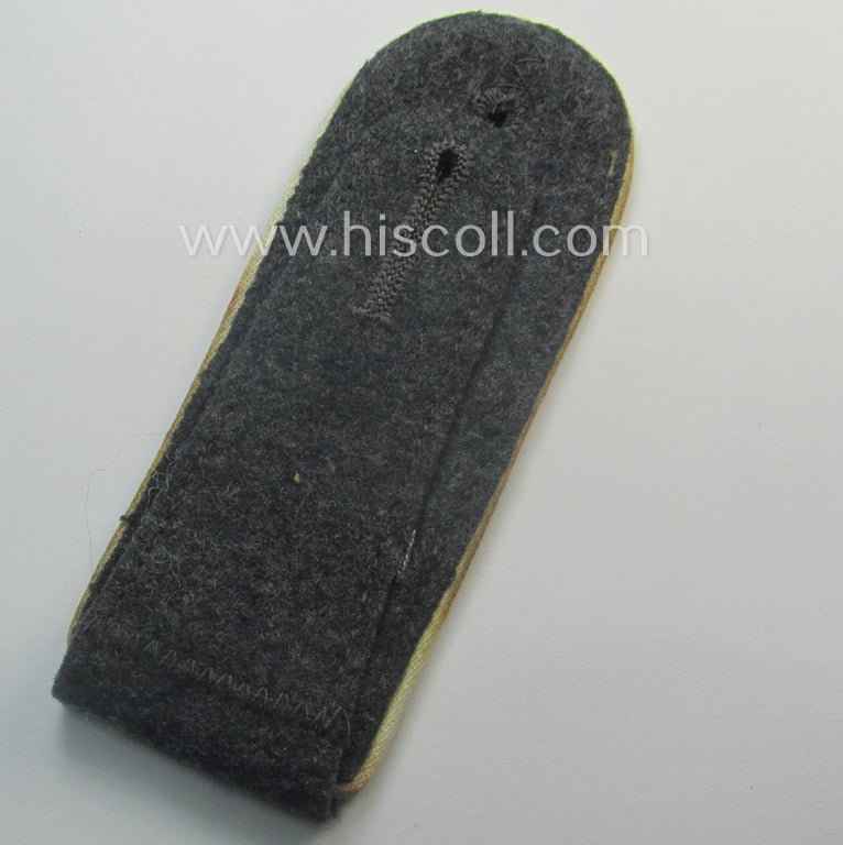 Neat - albeit regrettably single! - WH (Luftwaffe) EM-type shoulderstrap as piped in the desirable white-coloured branchcolour as was intended for - and with certainty used by! - a: 'Soldat der Hermann Göring-Div.'