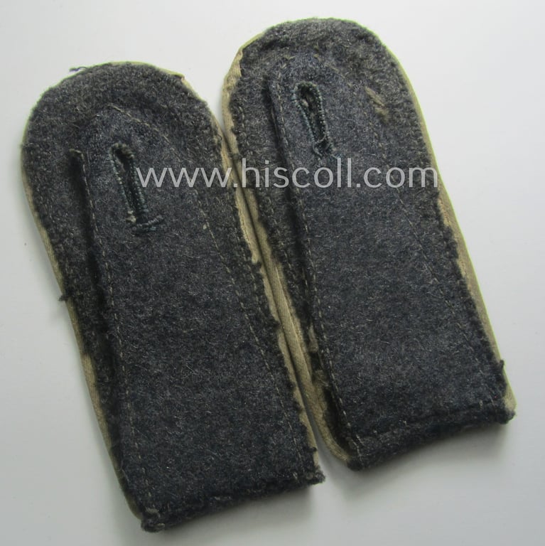 Superb, pair of WH (Luftwaffe) white-piped, so-called: 'Hermann Göring'-division, EM-type shoulderstraps: 'Soldat u. Mitglied der Hermann Göring Div.'