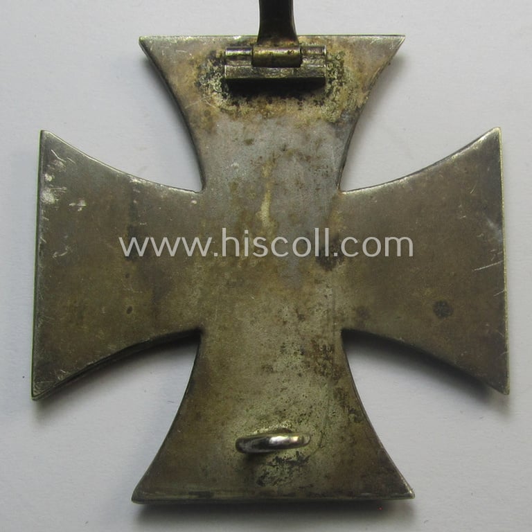 'Eisernes Kreuz 1. Kl.' (or: Iron Cross 1st class) being a (typical) early-period and non-maker-marked example as was (I deem) produced by the maker (ie. 'Hersteller'): 'Paul Meybauer'