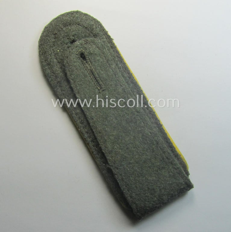Single, mid-war-period, so-called: 'M43'-pattern, WH (Heeres) NCO-type shoulderstrap as piped in the bright-yellow-coloured branchcolour as was intended for usage by an: 'Uffz. der Nachrichten-Trpn.'