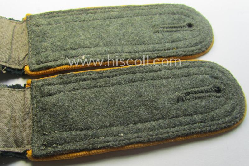 Pair of WH (Heeres) NCO-type shoulderstraps: 'Unteroffizier einer Kavallerie- o. Aufklärungs-Abtlgs.'