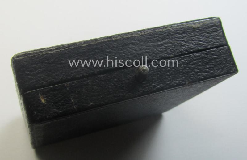 'Eisernes Kreuz 1. Klasse' (or: Iron Cross 1st class) being a (typical) non-marker-marked example by the maker: 'B.H. Mayer's Kunstprägeanstalt' and that comes in its original etui as issued- and /or moderately used