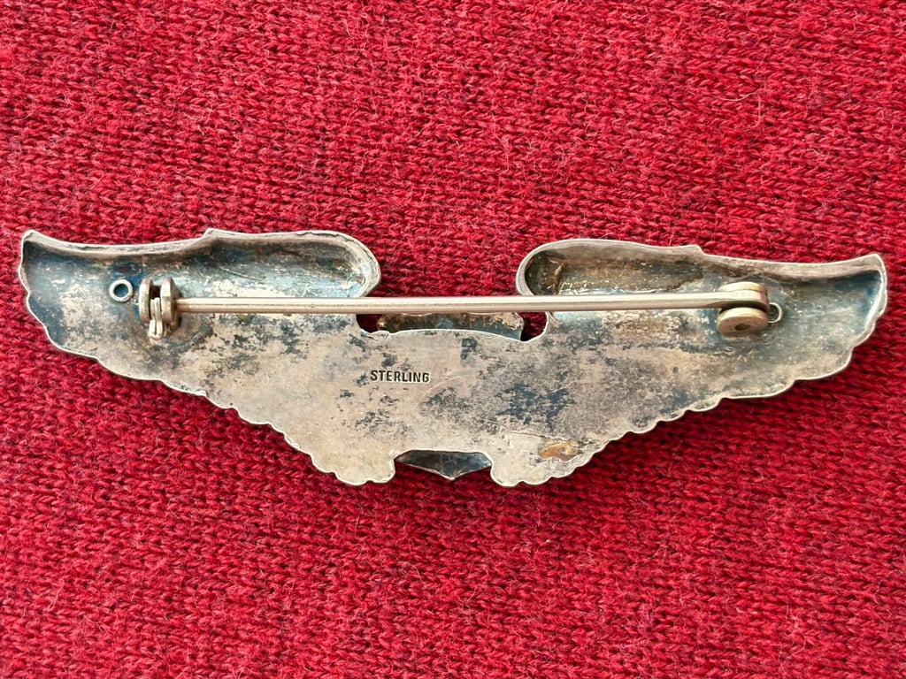 AUTHENTIC USAAF SILVER PILOTS WINGS AND CAPTAIN RANK BARS IN WARTIME BOOTS TIN.