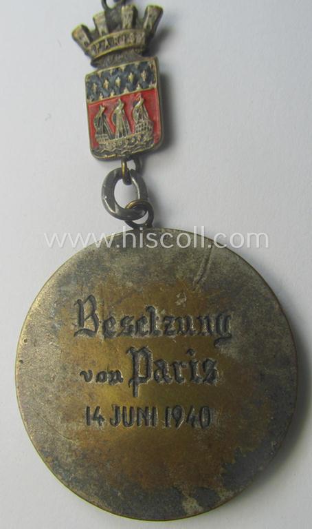 Commemorative, French-produced(!), silver-toned 'souvenir-plaque' ie. key-holder (ie. 'Erinnerungs- o. Auszeichnungsplakette') showing an illustration of the 'Eiffel Tower' in Paris and text: 'Besetzung von Paris - 14 Juni 1940'