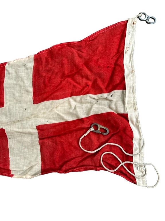 International Ships Signal Flag ' 4 ' ( Numeral pennant )