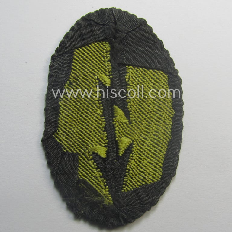 Truly used, WH (Heeres) so-called: female-related trade- and/or special-career arm-insignia (ie. 'signal-Blitz'): 'Nachrichtenhelferin des Heeres' that came with a period-photograph of the bearer