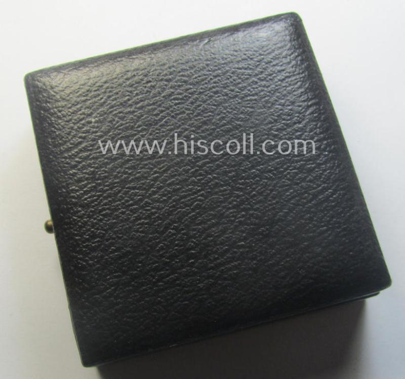 'Verwundeten-Abzeichen in Gold' being a clearly maker- (ie. '30'-) marked- and typical 'Buntmetall'-based (ie. 'flat-pinned'!) example that comes stored in its maker- (ie. 'Hauptmünzamt - Wien'-) marked etui as issued