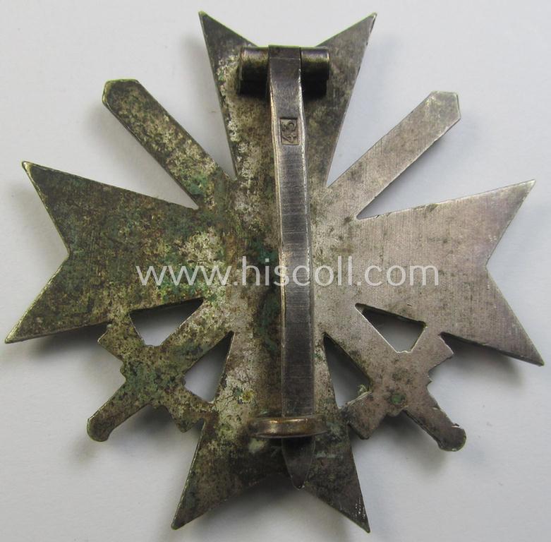 Attractive, 'Kriegsverdienstkreuz 1. Klasse mit Schwertern' being a clearly maker- (ie. '43' -) thus by the maker: 'Julius Bauer u. Söhne'-marked specimen that is executed in typical, silverish-coloured metal (ie. 'Buntmetall')