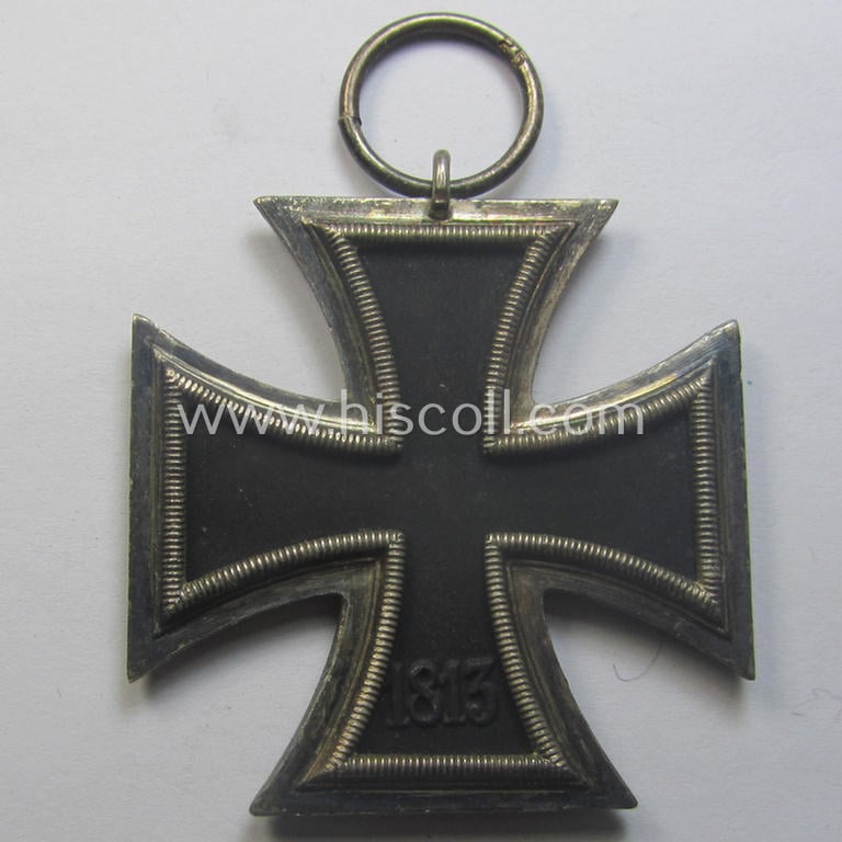 'EKII. Klasse' being a maker- (ie. '25'-) marked example that comes together with its 'Feld- o. Bandspange' and confectioned ribbon (ie. 'Bandabschnitt') by the maker (ie. 'Hersteller'): 'AG der Graveur-, Gold- und Silberschmiede-Innungen'