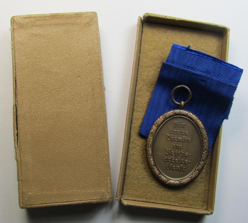 Attractive, RAD (ie.'Reichsarbeitsdienst') so-called: 'Dienstauszeichnung 4. Stufe für Männer' (as was intended for 4 years loyal-service) that comes stored in its (scarcely seen and equally nicely preserved!) light-brown-coloured box ie. etui