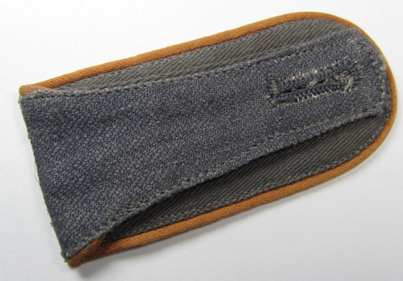 Attractive - albeit regrettably single but nevertheless scarcely seen! - WH (Luftwaffe) NCO-type shoulderstrap as was executed in HBT-type cloth as was intended for an: 'Unteroffizier der Nachrichten-Truppen'