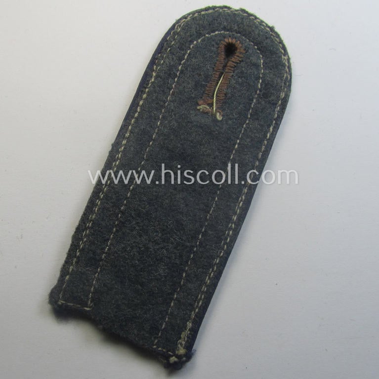 Single, WH (Luftwaffe) NCO-type (ie. 'M40'-pattern- and neatly 'cyphered') shoulderstrap as was intended for usage by an: 'Unteroffizier u. Mitglied einer Ärztlichen Akademie'