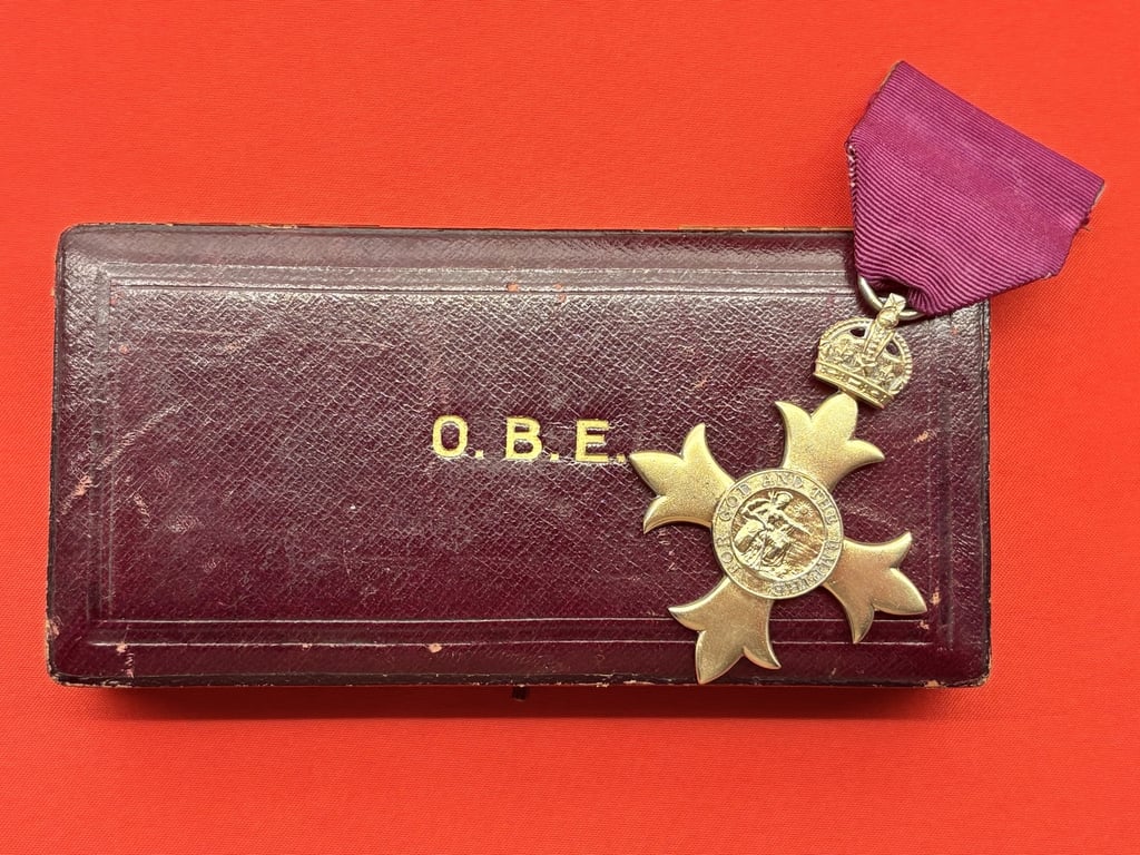 STUNNING AUTHENTIC ORIGINAL BRITISH WWI 1917 CASED OBE STERLING SILVER MEDAL.