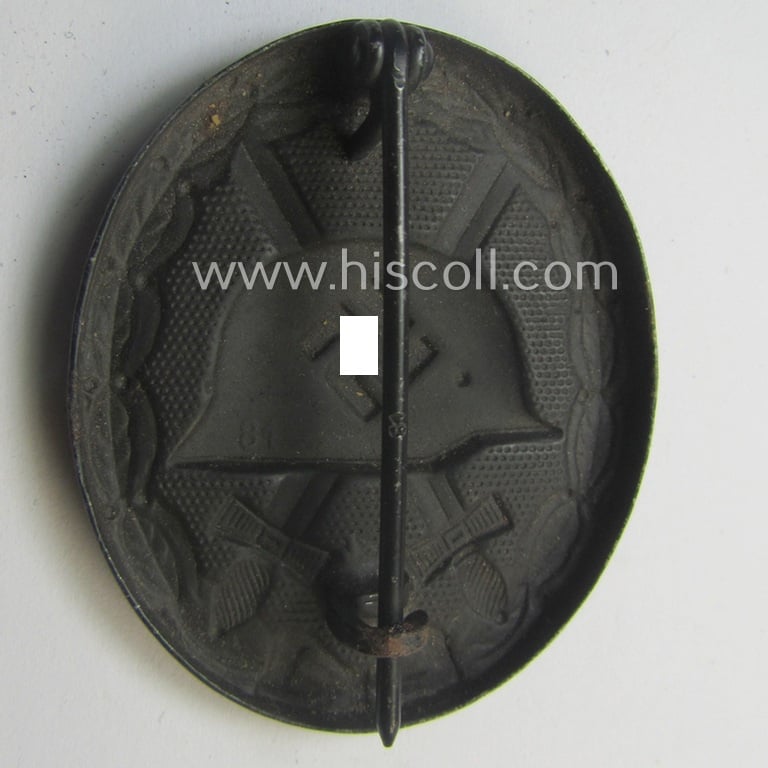 Neatly (double!) maker- (ie. '81'-) marked example of a black-class wound-badge (or: 'Verwundeten-Abzeichen in Schwarz') being an example that was produced by the maker (ie. 'Hersteller') named: 'Overhoff & Cie.'