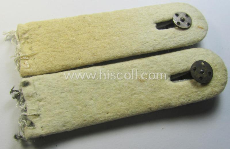 Attractive - and fully matching! - pair of WH (Heeres) officers'-type shoulderboards as was intended for - and clearly used by! - a: 'Leutnant eines Infanterie-Regiments'