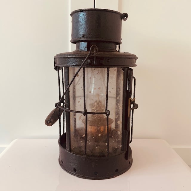 AUTHENTIC ORIGINAL EXAMPLE OF A 1918 WWI BRITISH TRENCH LANTERN.