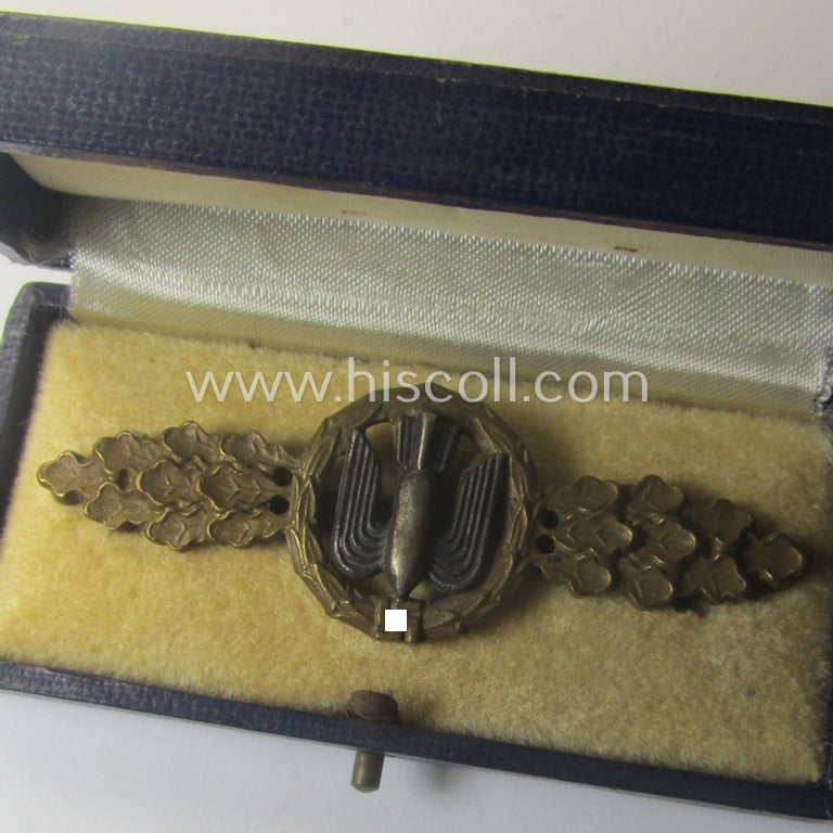 Stunning - and truly detailed! - 'Buntmetall'-based- (albeit non-maker-marked) specimen of a WH (Luftwaffe) 'Frontflugspange für Kampfflieger in Bronze' that comes stored in its early-war-pattern etui as issued