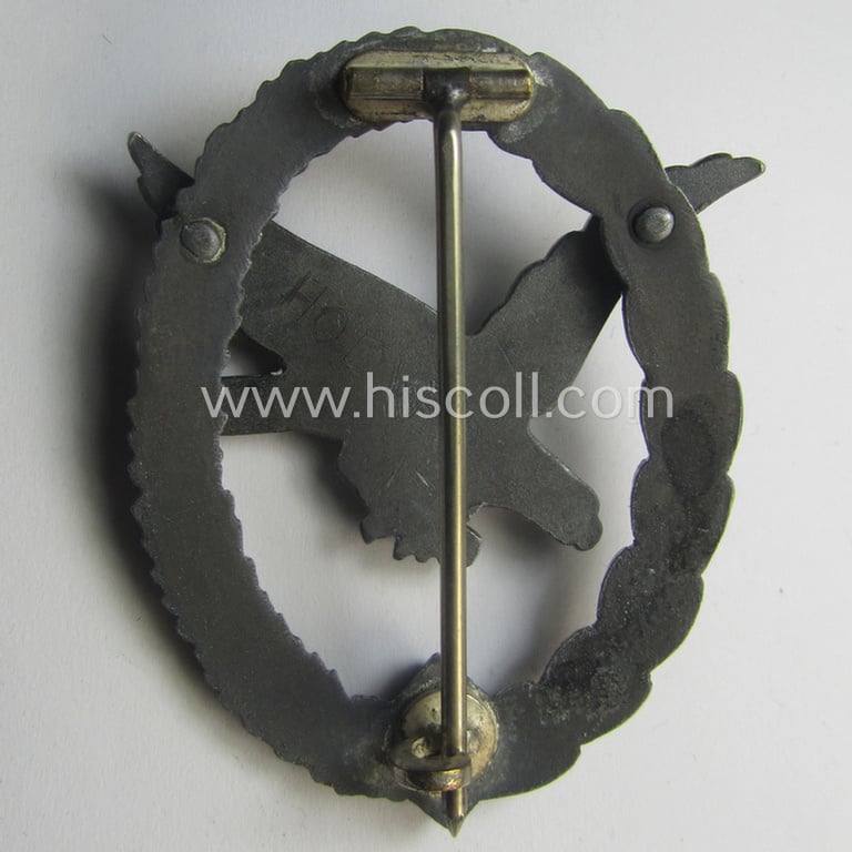 WH (LW) 'Fliegerschützen-Abzeichen ohne Blitzbündel' being a maker- (ie. 'Wilh. Deumer'-) marked- and/or: typical zinc- (ie. 'Feinzink'-) based example as was produced by the: 'Wilh. Deumer'-company that comes stored in its period etui