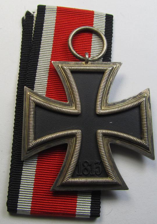 'Eisernes Kreuz II. Klasse' being a non-maker-marked example that comes together with its original- and never-mounted ribbon (ie. 'Bandabschnitt') as was (I deem) produced by the maker (ie. 'Hersteller'): 'Fritz Zimmermann'