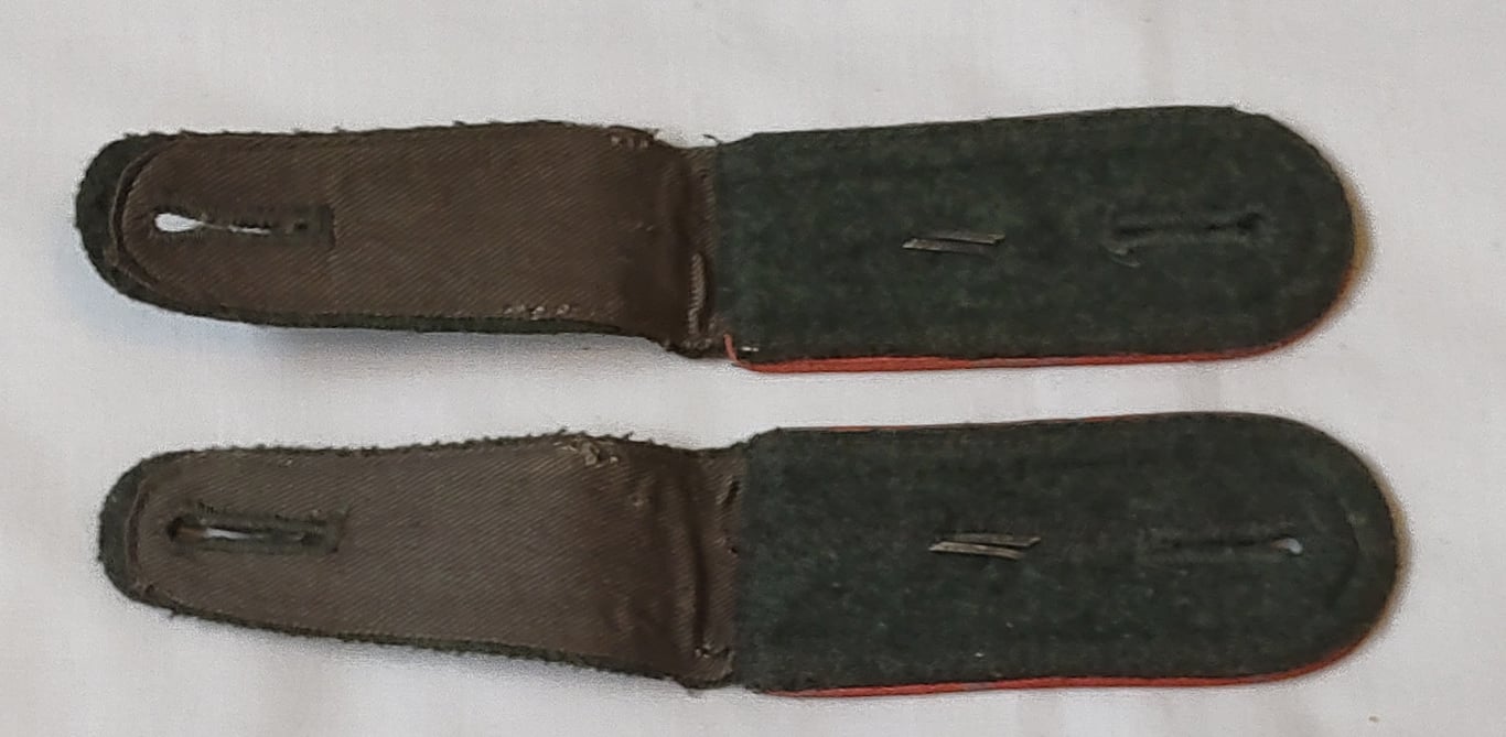 Pair of WH  mid war period 'M40 or M43' pattern NCO type shoulder straps intended for a 'Unteroffizier eines Panzer/Panzerjäger Abts or Rgt.
