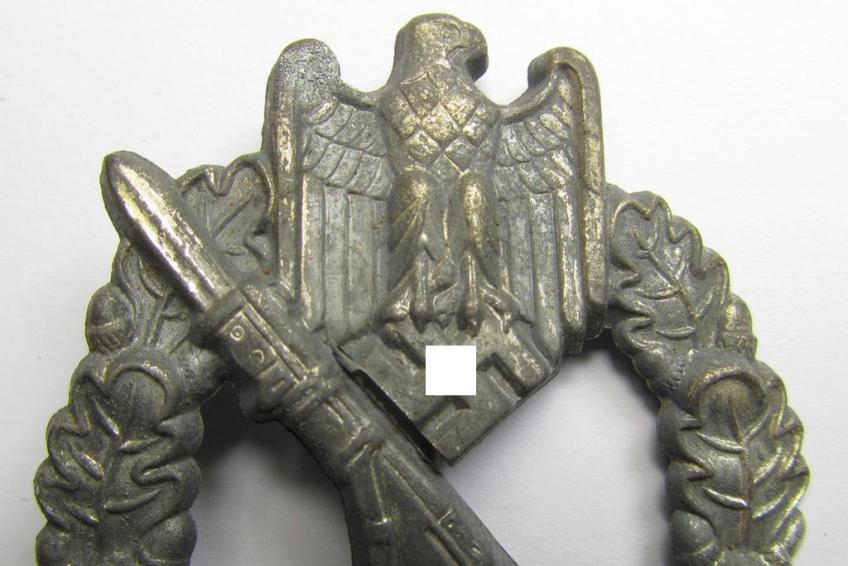 'Hollow-back'-pattern, 'Infanterie-Sturmabzeichen in Silber', being a non-maker-marked example by the: 'Schauerte u. Höhfeld'-company as was executed in greyish-silver-coloured, zinc-based metal (ie.: 'Feinzink')