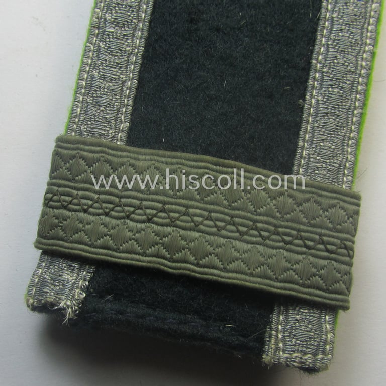 Single, WH (Heeres) I deem mid-war period- (ie. 'M43'-pattern-) NCO-type shoulderstrap as was intended for usage by an: 'Unteroffizier u. Offiziersanwärter der Panzer-Grenadier-Trpn.'